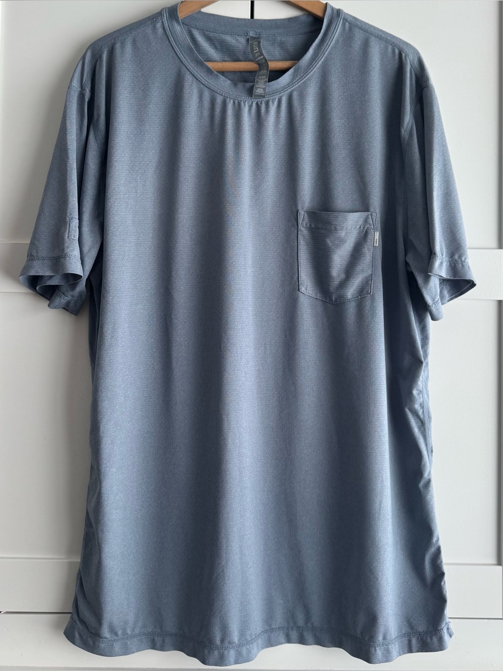 Vuori Men’s Strato Tech Pocket Tee Shirt Size XL Blue Dusk